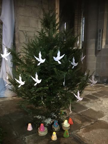 prière auprès de la crèche